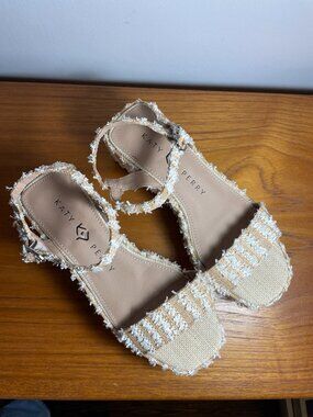 Katy Perry Busy Bee Strappy Sandals 6.5